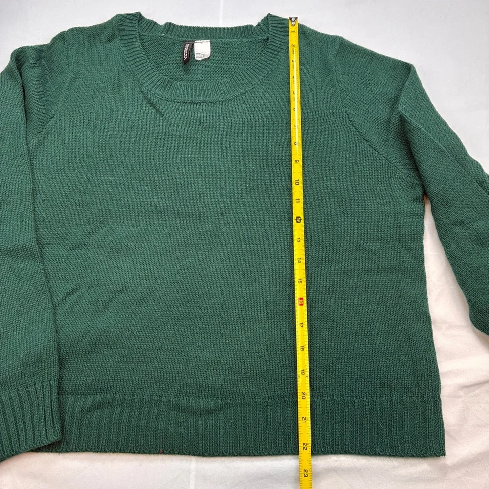 H&M Ladie's Forrest Green Crew Neck Slightly Cropped, Oversized Sweater